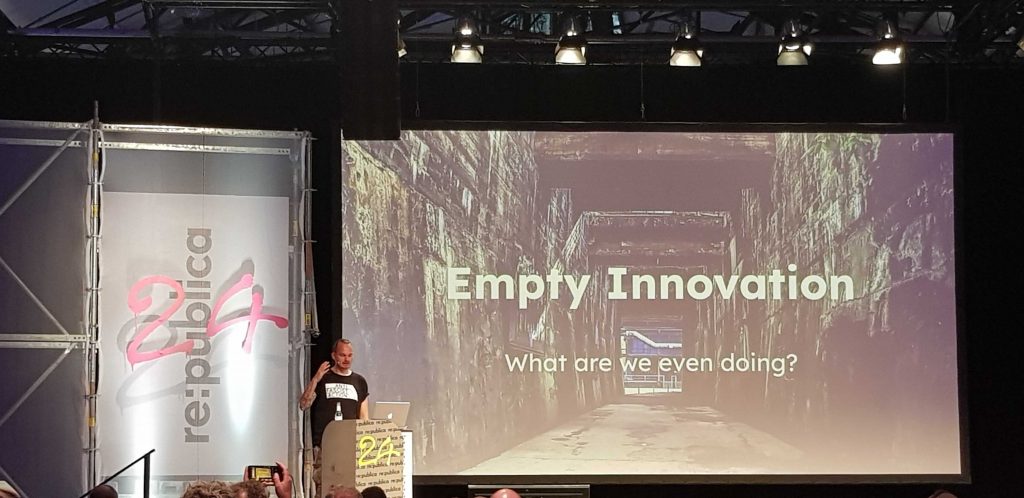 In his talk ‘Empty Innovation’, tante criticises the supposed or ‘empty’ innovation through generative AI.